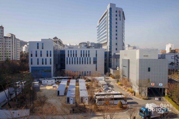 신종 코로나바이러스 감염증(코로나19) 신규 확진자가 기하급수적으로 증가한 9일 오후 서울 중랑구 서울의료원 본원에서 컨테이너형 치료공간(병상) 설치작업 현장이 보이고 있다.서울특별시는 서울의료원 외에도 서북병원 등 시립 공공병원 빈 땅에 다음 주까지 150개의 병상을 추가로 확보 할 예정을 전했다.ⓒ 참여와혁신 강민석 기자 mskang@laborplus.co.kr