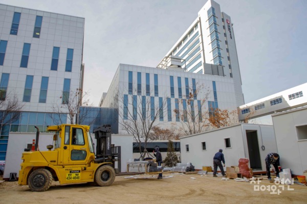 신종 코로나바이러스 감염증(코로나19) 신규 확진자가 기하급수적으로 증가한 9일 오후 서울 중랑구 서울의료원 본원에서 노동자들이 컨테이너형 치료공간(병상) 설치작업에 필요한 자재를 옮기고 있다.서울특별시는 서울의료원 외에도 서북병원 등 시립 공공병원 빈 땅에 다음 주까지 150개의 병상을 추가로 확보 할 예정을 전했다.ⓒ 참여와혁신 강민석 기자 mskang@laborplus.co.kr