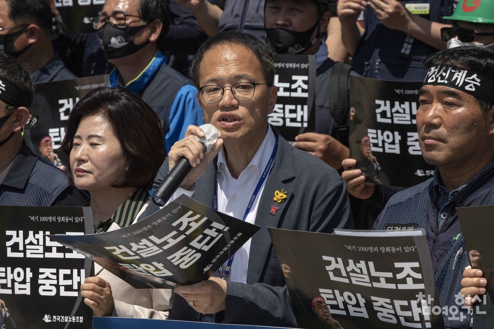 박주민 더불어민주당 국회의원이 25일 서울 영등포구 국회 본청 앞 계단에서 열린 ‘건설노동자 탄압중단, 수사대상 건설노동자 1000명 인권선언’ 기자회견에서 발언하고 있다. ⓒ 참여와혁신 천재율 기자 jycheon@laborplus.co.kr