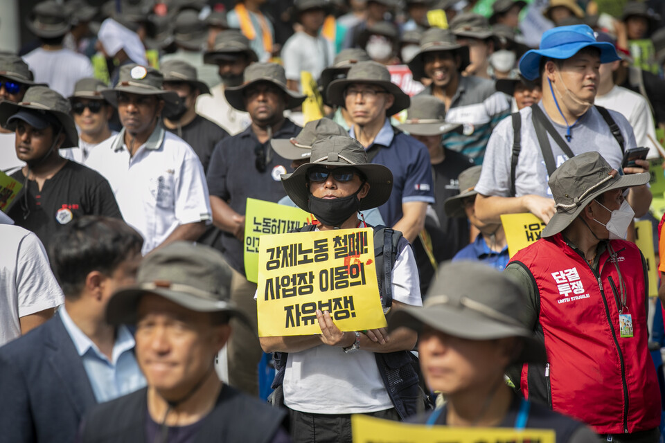 민주노총이 8월 20일 서울 용산역 광장에서 ‘민주노총 전국이주노동자대회’를 열고 이주노동자 사업장 이동의 자유를 촉구했다. ⓒ 노동과세계<br>