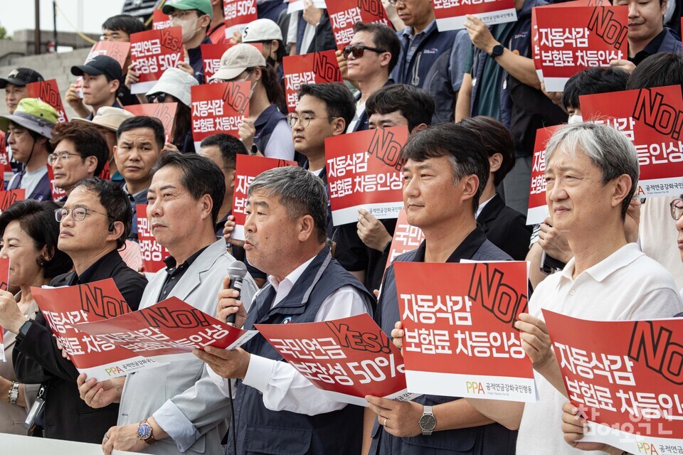 김동명 한국노총 위원장이 10일 오후 서울 영등포구 국회 본청 앞 계단에서 열린 ‘노후파탄, 분열조장 윤 정부 연금개악안 규탄한다! 기자회견’에서 발언하고 있다. ⓒ 참여와혁신 천재율 기자 jycheon@laborplus.co.kr