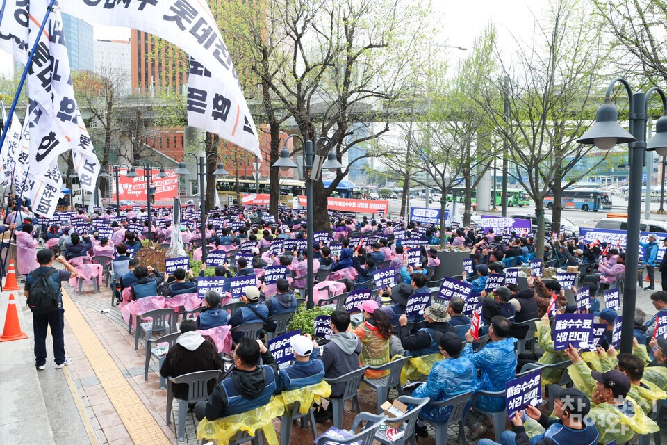6일 오후 서울 중구 롯데글로벌로지스 본사 앞에서 ‘현장 배송수수료 삭감 반대! 원청 성실교섭 쟁취! 전국택배노동조합 롯데본부 결의대회’가 열렸다. ⓒ 참여와혁신 김다윗 기자 dwkim@laborplus.co.kr